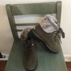 Bandolino fur trimmed boots! Never worn outside like new! Size 6.5!
